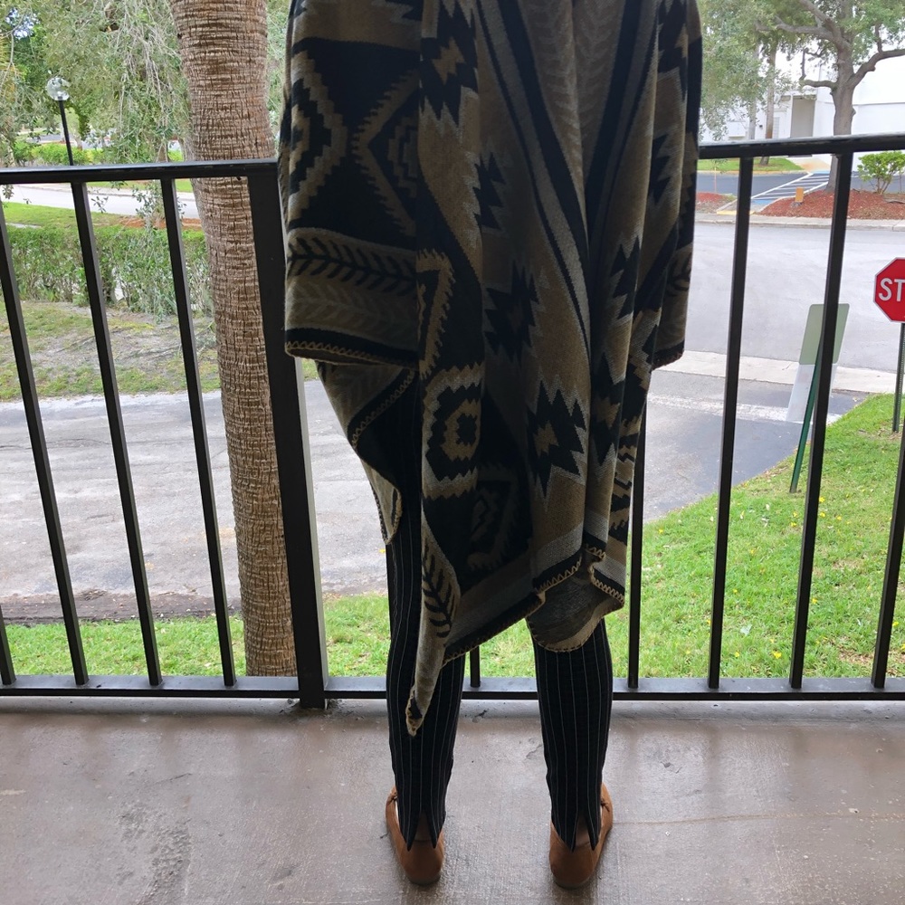 Women’s poncho Knitted warm/cozy one size poncho - Picture 2 of 5